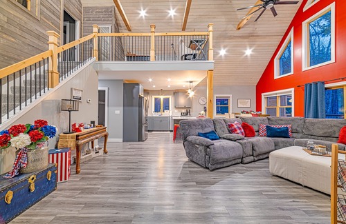 Bethel House | Cozy Riverfront Modern Farmhouse, close to downtown Bethel and Sunday River