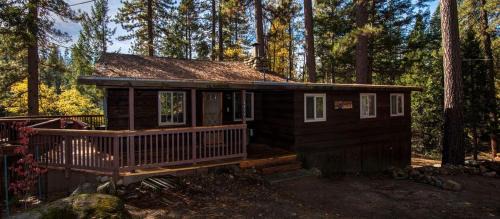 North Wawona House | Cozy Riverside Cabin Rental with Easy Access to Chilnualna Falls in California