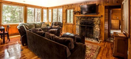 North Wawona House | Cozy Riverside Cabin Rental with Easy Access to Chilnualna Falls in California