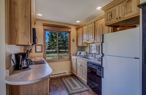 Clark Cabin | Cozy riverside retreat with mountain views and easy access to the Elk River