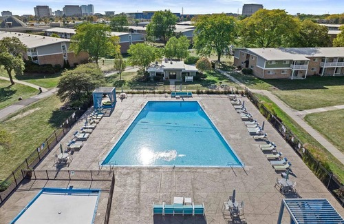 Rolling Meadows Apartment | Cozy Room for Women in 2BR Apt