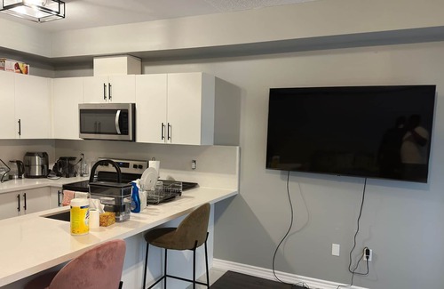 Guelph House | Cozy Room in Modern 2-Bedroom Apartment