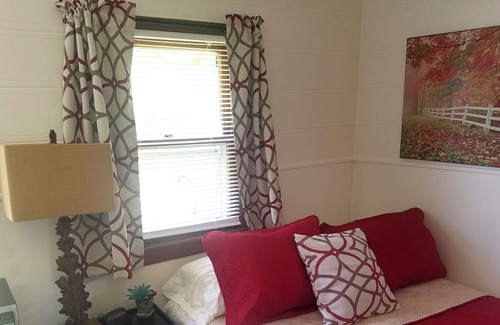 Garretson Apartment | Cozy Room In Small Town