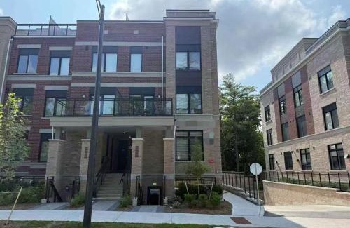 Richmond Hill Bed & Breakfast | Cozy room in Smart Home with Private Bath near Wonderland, central Richmond Hill, home made Breakfast included