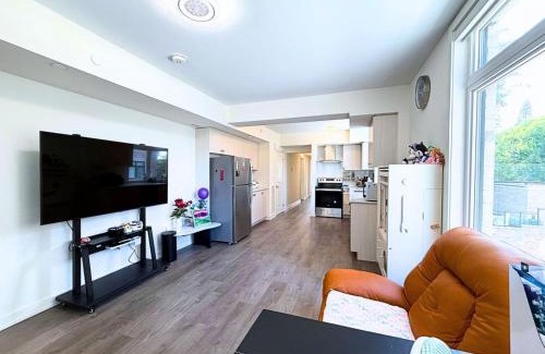 Richmond Hill Bed & Breakfast | Cozy room in Smart Home with Private Bath near Wonderland, central Richmond Hill, home made Breakfast included