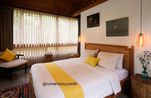 Nyambu Bed & Breakfast | Cozy Room Monkey View in Kaba-Kaba
