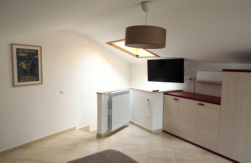 Lustra House | Cozy room on two floors with kitchen and bedroom upstairs.
