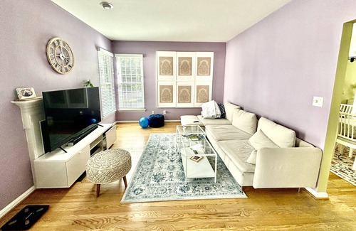 Montgomery Village House | Cozy Room with 15 Minutes to Metro, with Game Room, Patio and Deck.