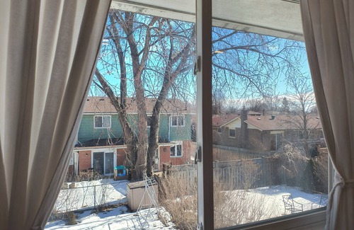 Oakville House | Cozy room with private bathroom near Sheridan College Trafalgar campus