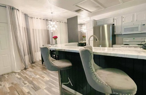 Lake Biltmore Village Condo | Cozy Room with the Lake access and near restaurant