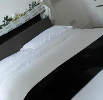 Lower Edmonton House | cozy rooms or Apartment in London Townhouse fast links to Central