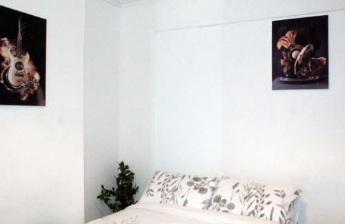 Lower Edmonton House | cozy rooms or Apartment in London Townhouse fast links to Central