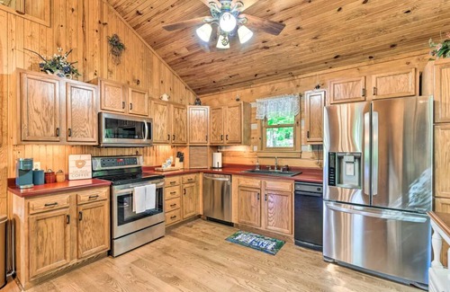 Se Ree Cabin | Cozy Roughriver Lakefront Cabin