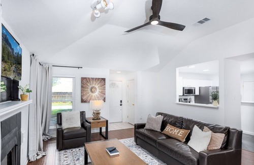 Round Rock House | Cozy, Round Rock Retreat! Modern | Sleeps 10