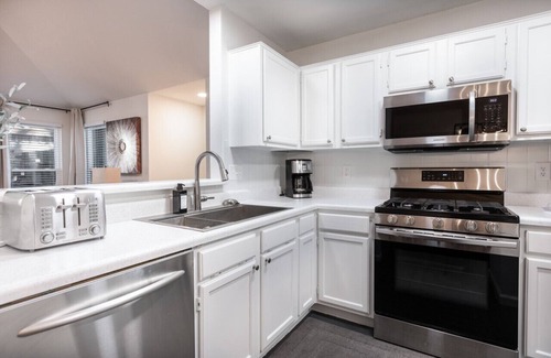 Round Rock House | Cozy, Round Rock Retreat! Modern | Sleeps 10