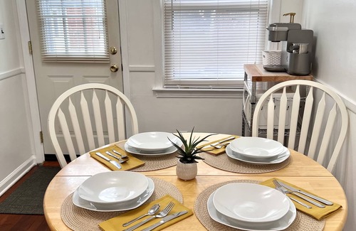 Royal Oak House | Cozy Royal Oak 2 Bdrm 5 min to RO/DET + FULLY STOCKED