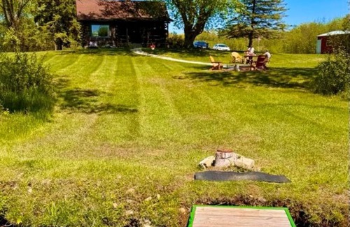 Ingalls Cabin | Cozy Rustic 3-bedroom river cabin with WiFi on the Menominee River