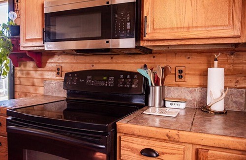 Divide Cabin | Cozy Rustic Cabin 2 bedrooms