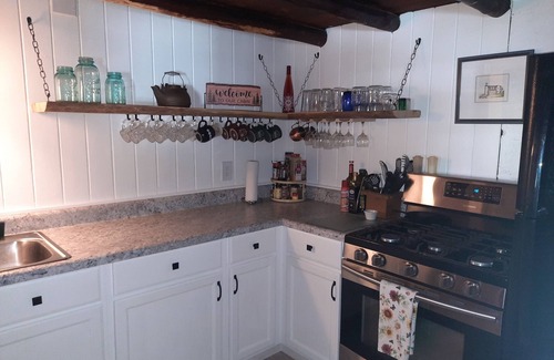 Honor Cabin | Cozy/rustic cabin in the woods.linens and firewood included!