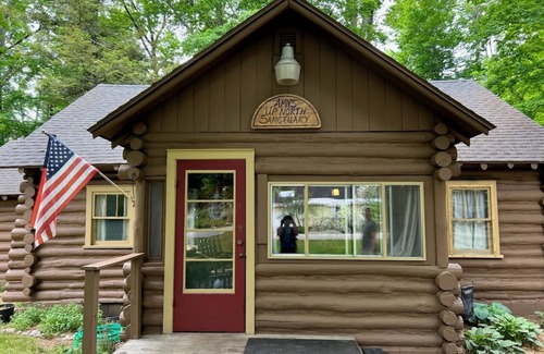Honor Cabin | Cozy/rustic cabin in the woods.linens and firewood included!