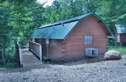 Bloomington Cabin | Cozy Rustic Cabin with Views
