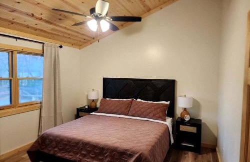 Carbondale House | Cozy Rustic Cabin with Hot-Tub Ideal for a Couples Retreat in Illinois
