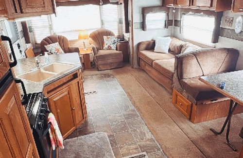Hollister House | Cozy RV in private dead end - Palatka with AC