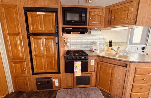 Hollister House | Cozy RV in private dead end - Palatka with AC