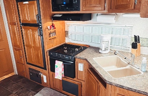 Hollister House | Cozy RV in private dead end - Palatka with AC