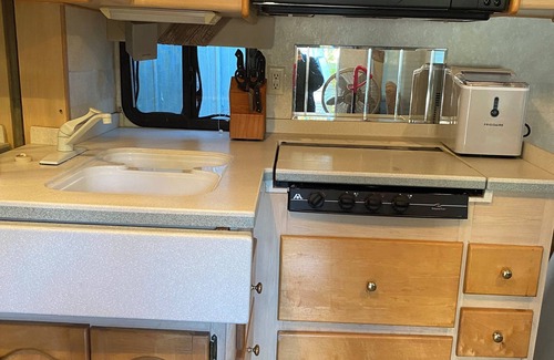 North West Florida House | Cozy RV on 40 acres with AC and Heat star link WiFi near Holmes creek.
