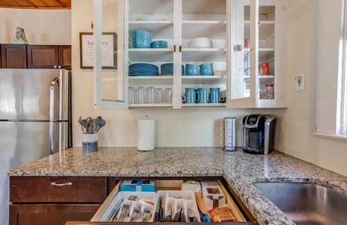 Mahncke Park House | Cozy San Antonio Retreat close to Riverwalk, Parks, The Pearl, Museums, Zoo.