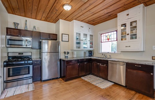 Mahncke Park House | Cozy San Antonio Retreat close to Riverwalk, Parks, The Pearl, Museums, Zoo.