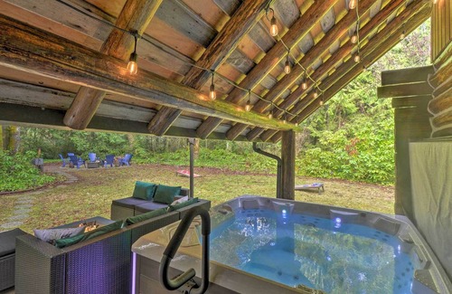 Silverdale Cabin | Cozy Seabeck Hideaway w/ Hot Tub & Fire Pits