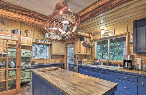 Silverdale Cabin | Cozy Seabeck Hideaway w/ Hot Tub & Fire Pits