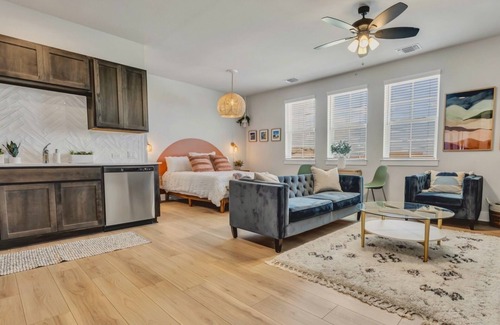 Austin Apartment | Cozy Secluded Studio With Full-Kitchen, Washer And Dryer - The Works!