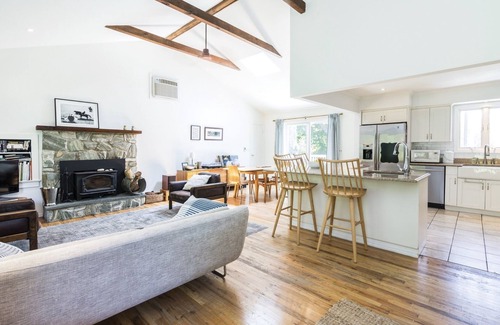 Shelter Island House | Cozy Shelter Island Cottage, walk to beaches and Mashomack Preserve