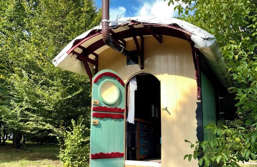 Vojnic House | Cozy shepherd's hut in an edible landscape on a permaculture farm