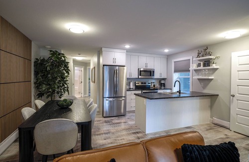 Salmon Arm House | Cozy Shuswap Lake getaway, family sized suite, 5 minutes to downtown Salmon Arm!