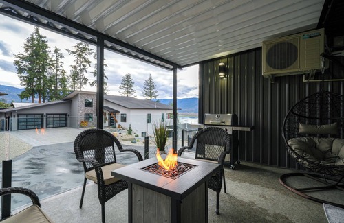 Salmon Arm House | Cozy Shuswap Lake getaway, family sized suite, 5 minutes to downtown Salmon Arm!