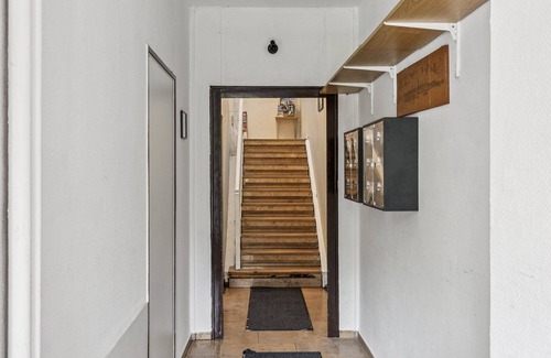 Wilhelmshaven Hotel | Cozy single room, flat-screen TV, and modern bathroom with shower. Ideal for singles and short stays – enjoy a relaxed atmosphere with warm wood accents and coastal charm.