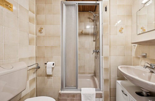 Wilhelmshaven Hotel | Cozy single room, flat-screen TV, and modern bathroom with shower. Ideal for singles and short stays – enjoy a relaxed atmosphere with warm wood accents and coastal charm.