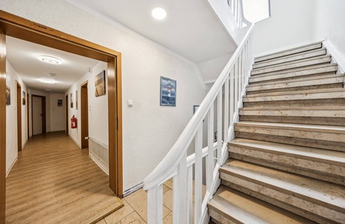 Wilhelmshaven Hotel | Cozy single room, flat-screen TV, and modern bathroom with shower. Ideal for singles and short stays – enjoy a relaxed atmosphere with warm wood accents and coastal charm.