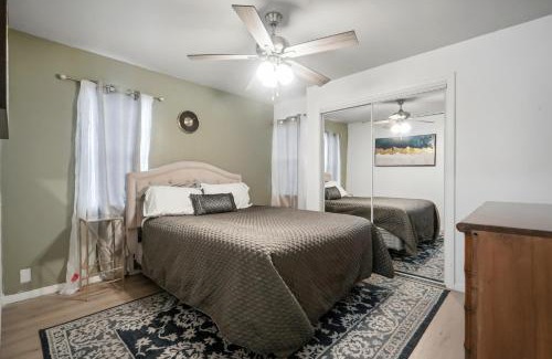 Lancaster House | Cozy single story 2 bdrm family home near the BLVD