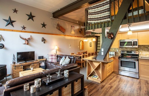 Silver Star Mountain Condo | Cozy Ski-In/Out Retreat with Hot Tub & BBQ