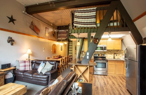 Silver Star Mountain Condo | Cozy Ski-In/Out Retreat with Hot Tub & BBQ