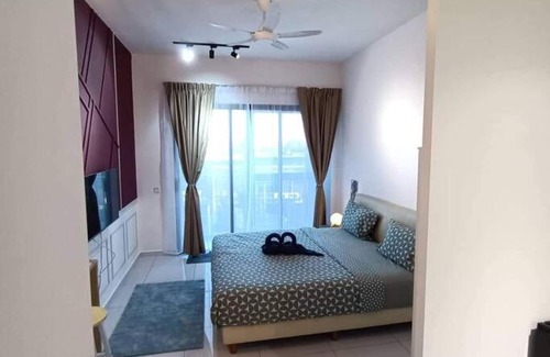 Bukit Indah Apartment | Cozy Sky Trees, Aeon, Netflix & Pool Views