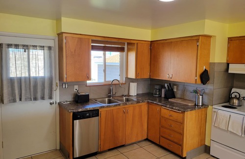 Taylorsville House | Cozy SLC 2BR/1BA, Full Kitchen, Dog Friendly, Large Yard 🐶, Easy Canyon Access!