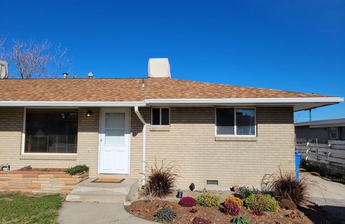 Taylorsville House | Cozy SLC 2BR/1BA, Full Kitchen, Dog Friendly, Large Yard 🐶, Easy Canyon Access!