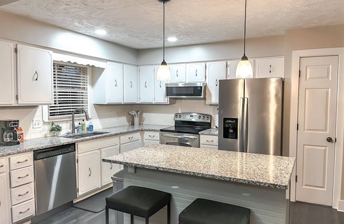 McArdle House | Cozy & Sleek 3 bd 3 b Sleeps 8
