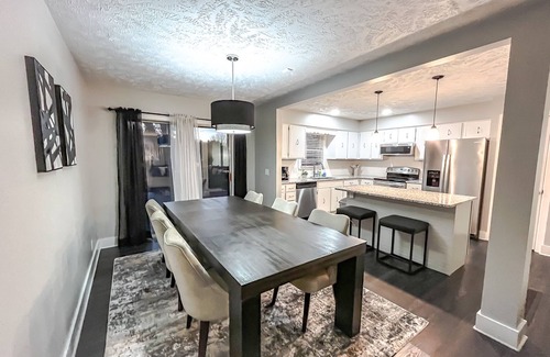 McArdle House | Cozy & Sleek 3 bd 3 b Sleeps 8
